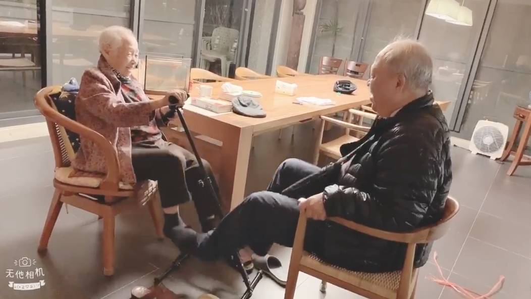 72歲醫生花2年「替失智母打造陽光玻璃屋」母子同住 「全依媽媽需求設計」各自擁空間:想親自守護