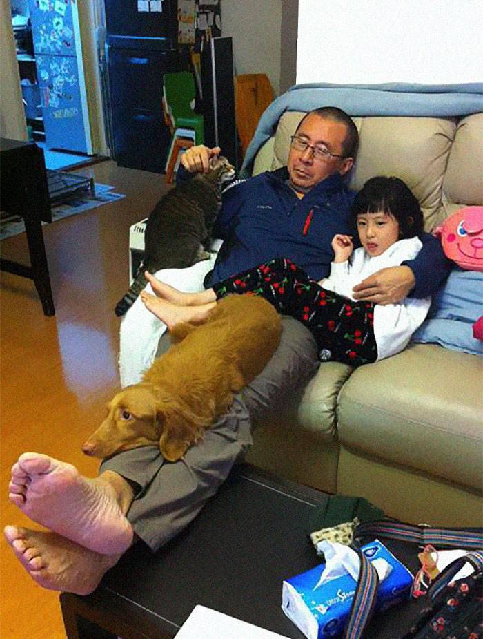 「10年前與10年後」媽媽拍下「女兒+2隻萌毛孩」窩爸爸懷中,每年一張合照暗藏催淚細節:最好的典範
