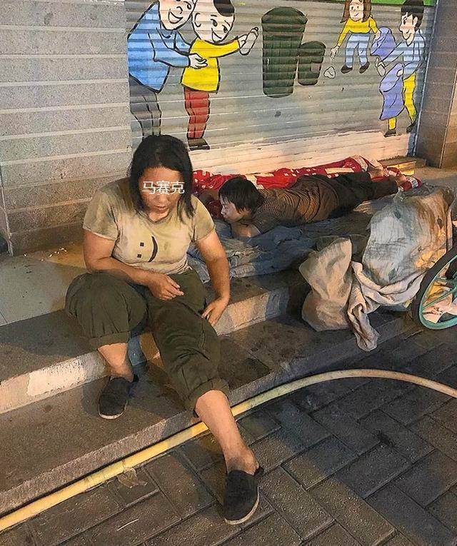 女子帶兒子流浪街頭 寒風刺骨兩人依然穿著半袖 眼中滿是警惕「我沒有家,沒有老公」