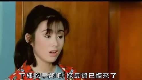 張敏被路人拍到,臉松垮皮膚黃,穿廉價裙子全靠氣質撐,與小十歲男友感情好,大山裡做慈善好有愛