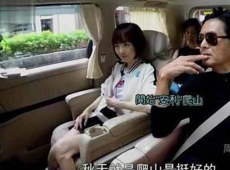 周潤發坐車,看他對司機的稱呼,你就明白他為何紅了一輩子:真正的高貴不是出身,而是教養