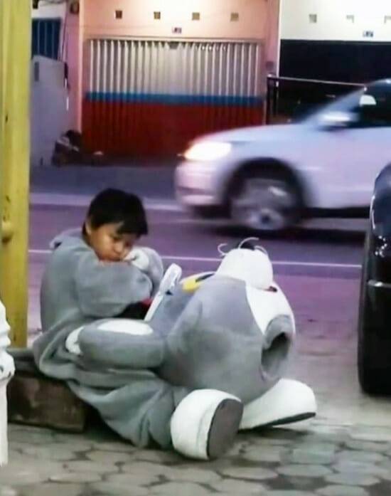 太累坐路邊休息!9歲童「忍熱穿玩偶裝工作」每天步行10公里 為補貼家用「犧牲童年不喊苦」:有錢就能買飯了