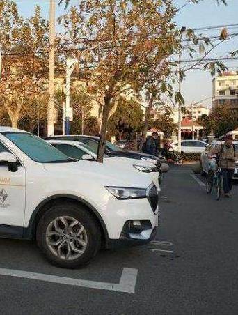 自家車位屢次被占「掛牌也無用」,不留挪車電話,車位主無奈使出絕招讓他「悔斷腸」,網贊翻:踢到鐵板了吧