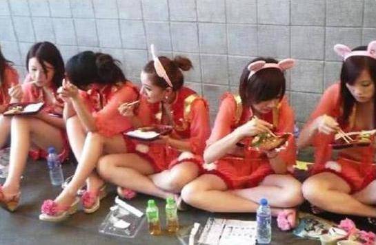 東方好萊塢 美女隨手一抓一大把 每個都想一夜成名 蹲路邊吃盒飯司空見慣:只求哪天演技被關註