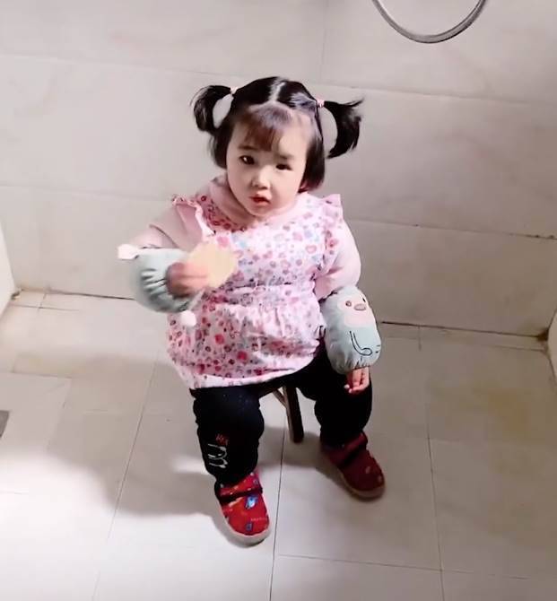爸和後媽吵架沒做飯 2歲繼女餓到「躲廁所吃餅乾」後媽推門發現「女孩把小餅乾藏身後」心酸和自責