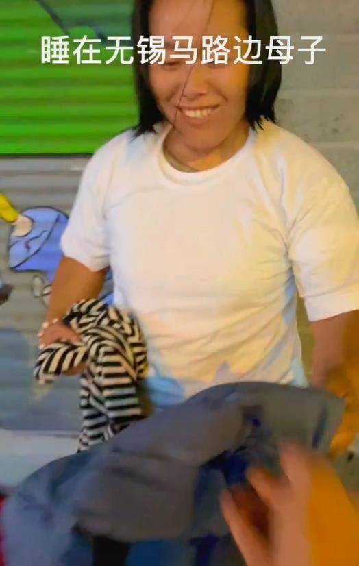 女子帶兒子流浪街頭 寒風刺骨兩人依然穿著半袖 眼中滿是警惕「我沒有家,沒有老公」