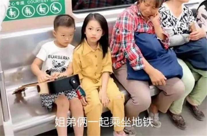 捷運上一對母子火了,細心舉動引來周圍乘客稱讚,網友:最高級的炫富是教養