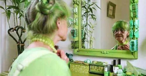 五彩繽紛的世界 70歲奶奶卻癡迷綠色 從頭到腳一律綠:看不見就渾身不自在