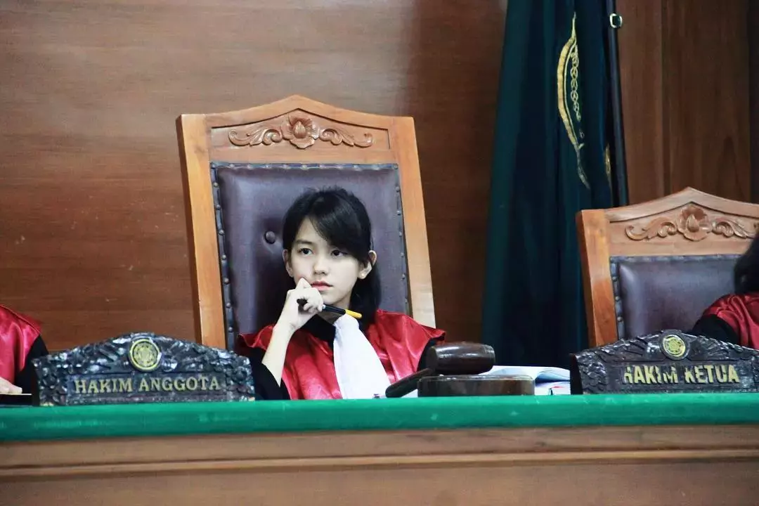 正妹法官「反差萌美翻」爆紅全網 起底身份「超猛高學歷」圈粉萬人:私下更美!