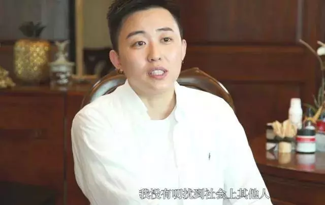 30歲單身女孩不結婚,買精試管生下混血三胞胎,現今如何了
