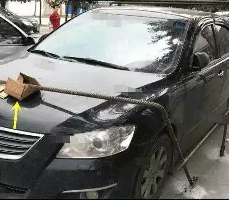 女司機霸佔私人停車位睡覺,見到愛車不敢再任性「花兩萬才開走」網狂贊:送你一個「地宮」看你下次敢不敢