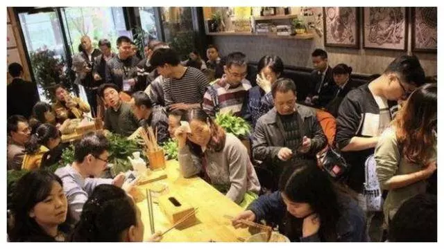 謝霆鋒的麵館開張,食客點了一碗「豬蹄面」,價格讓人意外了