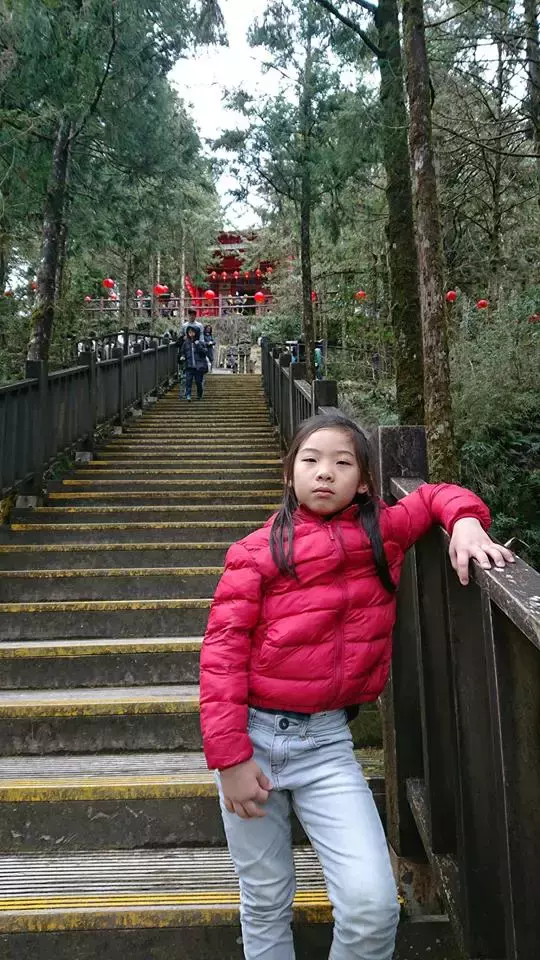 在大家的印象當中,男孩子大多是簡單俐落的短髮,台南8歲男童堅持留長髮「遭嘲笑丟東西」!2年後「剪掉頭髮瞬間」同學都慚愧了