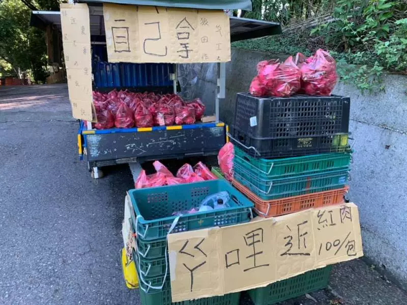 老闆還在田裡!貨車上擺火龍果「一袋100自己拿」 10個小時後「回到車上秒傻住」:不愧是台灣