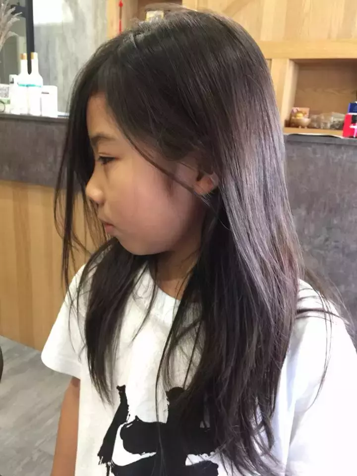 在大家的印象當中,男孩子大多是簡單俐落的短髮,台南8歲男童堅持留長髮「遭嘲笑丟東西」!2年後「剪掉頭髮瞬間」同學都慚愧了