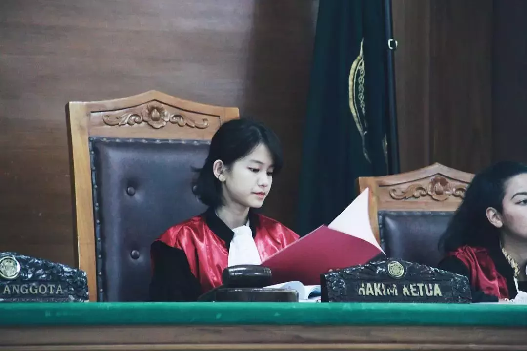 正妹法官「反差萌美翻」爆紅全網 起底身份「超猛高學歷」圈粉萬人:私下更美!