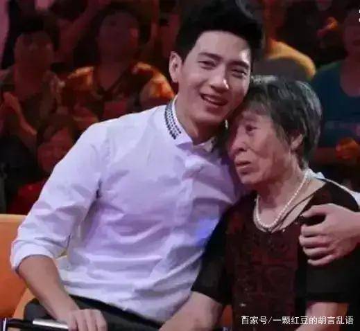 爸爸嗜賭，媽媽改嫁，靠奶奶撿垃圾養活，成名後父母來認親