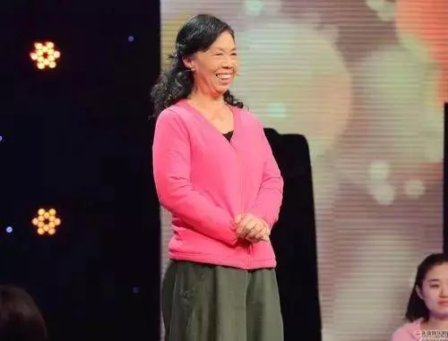 61歲出名成周星馳御用丑角,兩部戲賺兩套房坐擁千萬資產