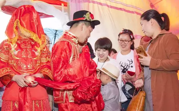 部門同事結婚「給全公司」發請柬!結果卻只有6人到場 隔天上班「看到公告」大家都傻了