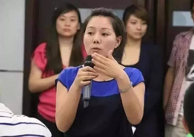 「海底撈」第1位女服務員,17歲進公司,僅小學學歷,現身家30億