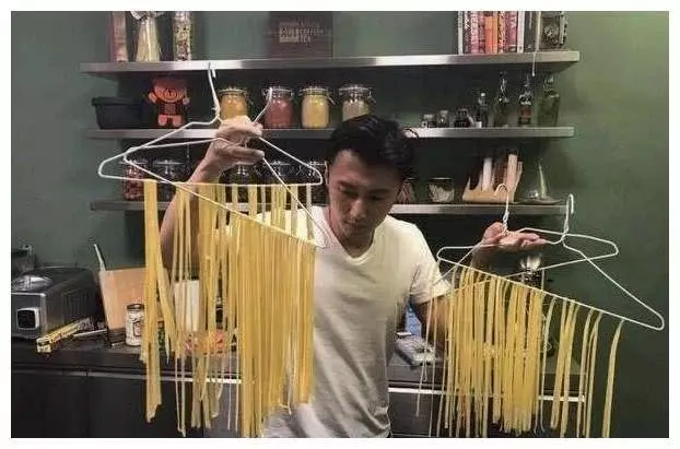 謝霆鋒的麵館開張,食客點了一碗「豬蹄面」,價格讓人意外了