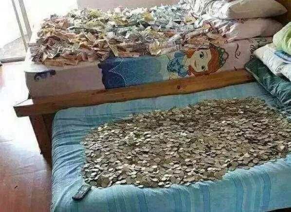 這個世界真是什麼稀奇的事情都有,妻子想打掃床下衛生,卻挪不動床,掀開床板後無法淡定了!