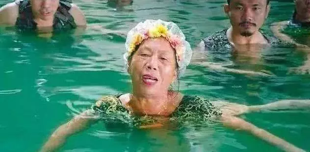 61歲出名成周星馳御用丑角,兩部戲賺兩套房坐擁千萬資產