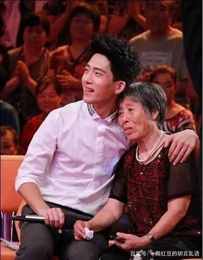 爸爸嗜賭，媽媽改嫁，靠奶奶撿垃圾養活，成名後父母來認親
