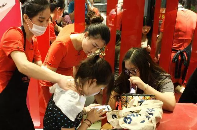 「海底撈」第1位女服務員,17歲進公司,僅小學學歷,現身家30億