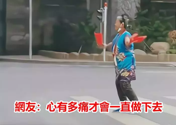 一位大媽每天「穿著鮮豔」在馬路上跳舞,已跳了十幾年,知情人:這是她兒子當年去世的路口