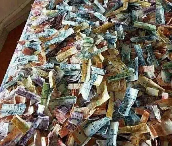 這個世界真是什麼稀奇的事情都有,妻子想打掃床下衛生,卻挪不動床,掀開床板後無法淡定了!