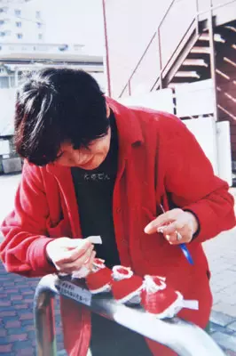 擔心小麻雀著涼!奶奶親手編織「1000件專屬毛衣」幫穿上 聖誕節到來「超Q紅白披風」好應景