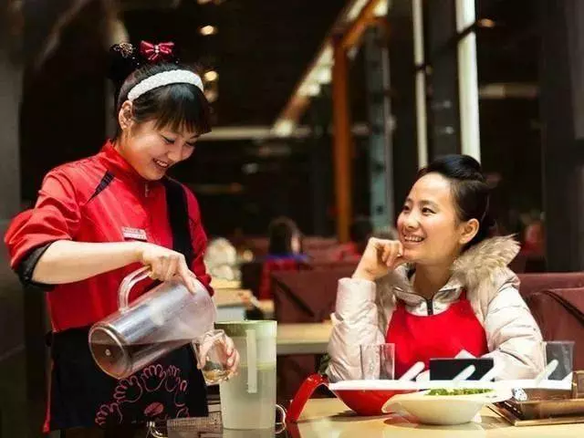 「海底撈」第1位女服務員,17歲進公司,僅小學學歷,現身家30億