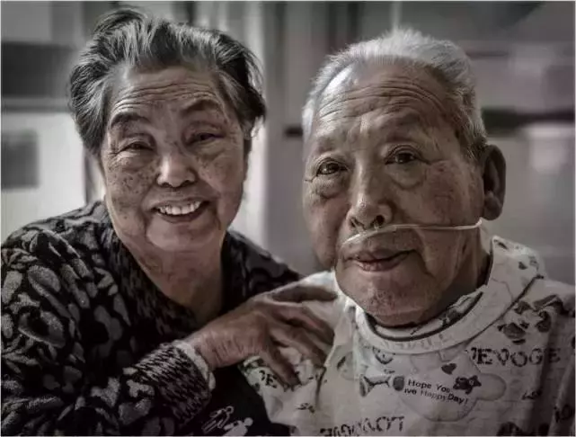 見一次面少一次!101歲哥哥「探望96歲妹妹」捨不得離開 離別「妹妹突然追上來」塞錢淚崩暖哭全網