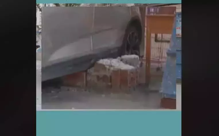 女子將車停在別人家門口,屋主多次聯繫無果,將車輪砌進「牆」裡,10天後才挪走,網贊:看你長不長記性