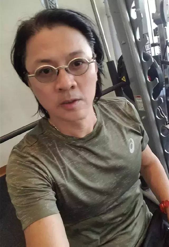 為救妻子花光積蓄!「昔亞視一哥尹天照」為照顧患病妻子淡出娛樂圈「攜手36年無兒無女」恩愛如初