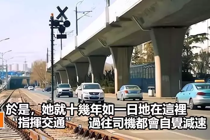 一位大媽每天「穿著鮮豔」在馬路上跳舞,已跳了十幾年,知情人:這是她兒子當年去世的路口
