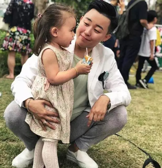 30歲單身女孩不結婚,買精試管生下混血三胞胎,現今如何了