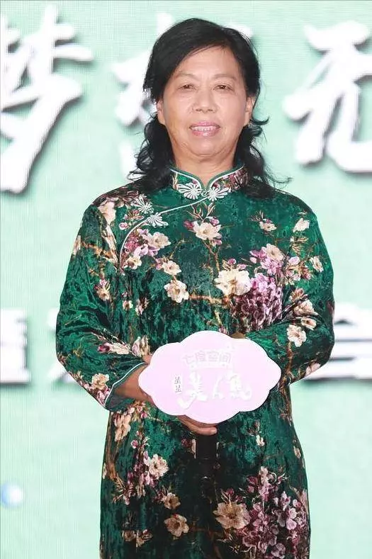 61歲出名成周星馳御用丑角,兩部戲賺兩套房坐擁千萬資產
