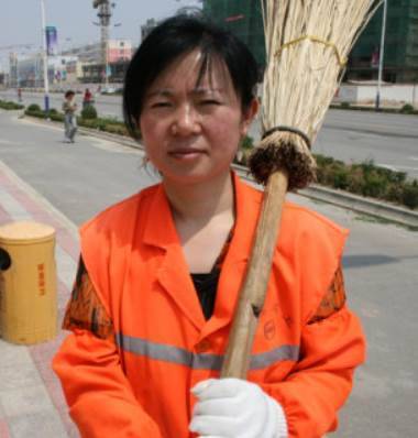 女清潔工路邊撿到50萬,一分不動交到警局,終於等到失主,卻直接將錢丟在了地上,大喊:老天有眼!