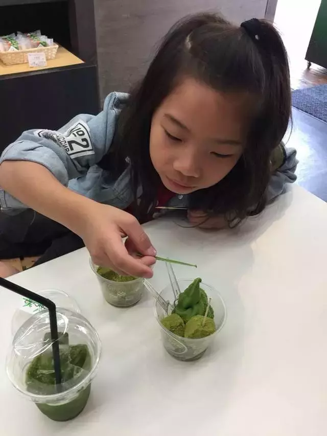 在大家的印象當中,男孩子大多是簡單俐落的短髮,台南8歲男童堅持留長髮「遭嘲笑丟東西」!2年後「剪掉頭髮瞬間」同學都慚愧了