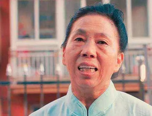 61歲出名成周星馳御用丑角,兩部戲賺兩套房坐擁千萬資產