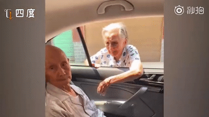 見一次面少一次!101歲哥哥「探望96歲妹妹」捨不得離開 離別「妹妹突然追上來」塞錢淚崩暖哭全網