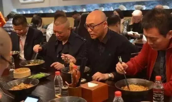 謝霆鋒的麵館開張,食客點了一碗「豬蹄面」,價格讓人意外了