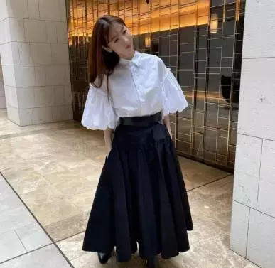日本50歲家庭主婦外貌依舊似少女!嫁入名門後為夫還債,網友:她的人生堪比大女主爽劇!