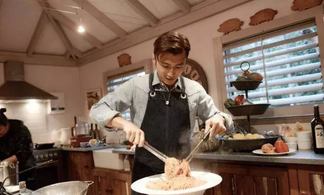 謝霆鋒的麵館開張,食客點了一碗「豬蹄面」,價格讓人意外了
