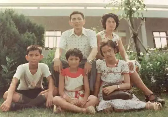 他被老師坑騙,公司倒閉卻意外走紅。如今不紅了,也沒關係