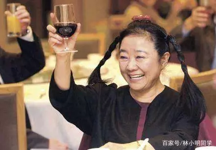 坐擁54億現金跟85個停車位,可惜卻無兒無女,未來家產只能留弟弟