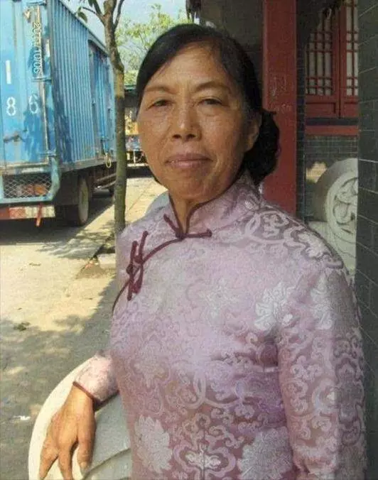 61歲出名成周星馳御用丑角,兩部戲賺兩套房坐擁千萬資產