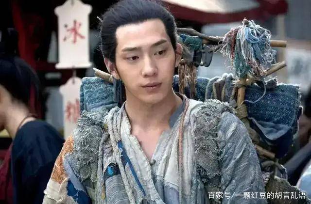 爸爸嗜賭，媽媽改嫁，靠奶奶撿垃圾養活，成名後父母來認親